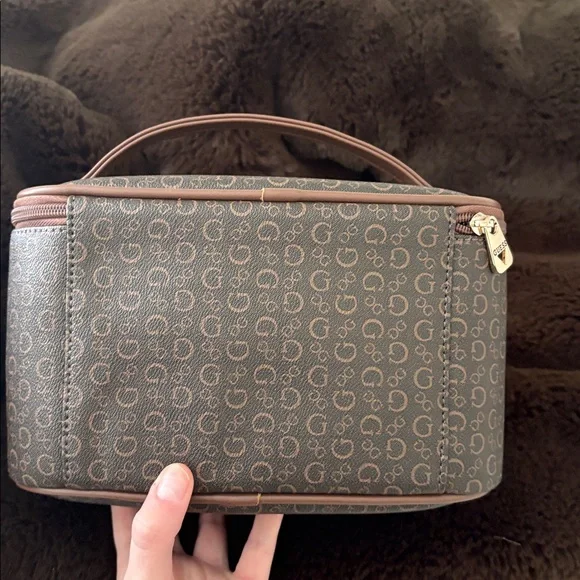 Guess designer makeup bag - Picture 4 of 6